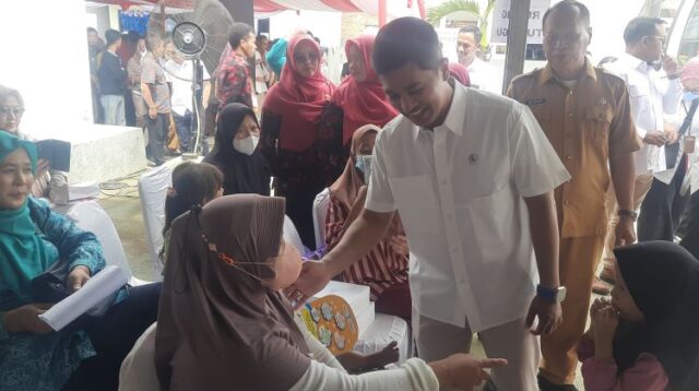 Wakil Menteri Kesehatan Republik Indonesia, dr. Dante Saksono Harbuwono saat berdialog dengan sejumlah pasien dengan gejala TB di acara "Gerakan Bersama Desa/Kelurahan Siaga TB" yang digelar di Desa Sukadami, Cikarang Selatan, Kabupaten Bekasi, Senin (15/07) kemarin.