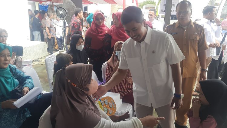 Wakil Menteri Kesehatan Republik Indonesia, dr. Dante Saksono Harbuwono saat berdialog dengan sejumlah pasien dengan gejala TB di acara "Gerakan Bersama Desa/Kelurahan Siaga TB" yang digelar di Desa Sukadami, Cikarang Selatan, Kabupaten Bekasi, Senin (15/07) kemarin.