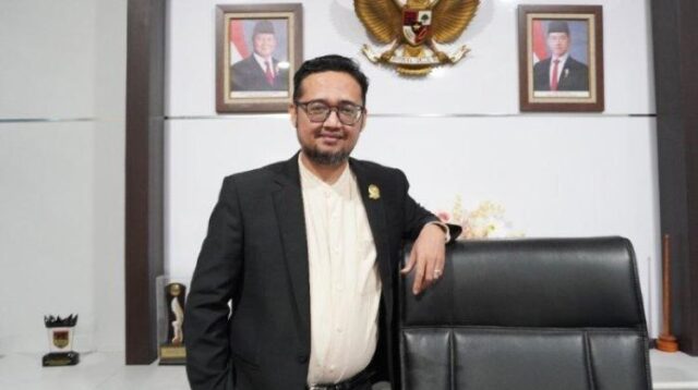 Ketua DPRD Kabupaten Bekasi, Ade Sukron mendorong Bupati Bekasi, Ade Kuswara Kunang, untuk segera mengisi kekosongan jabatan Sekretaris Daerah (Sekda) yang saat ini belum terisi.