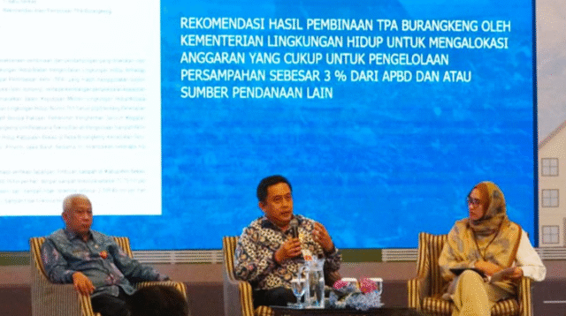 Sekretaris Daerah Kabupaten Bekasi, Dedy Supriyadi saat menghadiri kegiatan Asistensi dan Supervisi Pembentukan UPTD/BLUD Pengelolaan Sampah yang berlangsung di GH Universal Hotel, Bandung, pada Kamis (14/08).