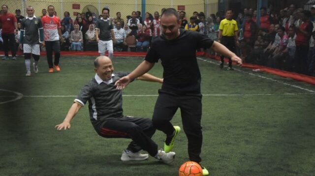 Bupati Bekasi, Ade Kuswara Kunang, turut meramaikan Turnamen Futsal Piala Bupati Bekasi dengan bermain dalam laga eksibisi di Delta Sport Center, Kota Deltamas, Cikarang Pusat. Pertandingan ini mempertemukan Tim Futsal Bupati Bekasi dengan Tim Futsal DPRD Kabupaten Bekasi.