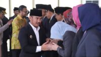 Bupati Bekasi, Ade Kuswara Kunang mengajak para pejabat baru yang dilantik untuk menjalankan tugas dan tanggung jawabnya secara profesional, jujur, dan amanah sebagai Aparatur Sipil Negara (ASN). Selain itu merekapun diharapkan mampu memberikan pelayanan yang lebih baik kepada masyarakat.