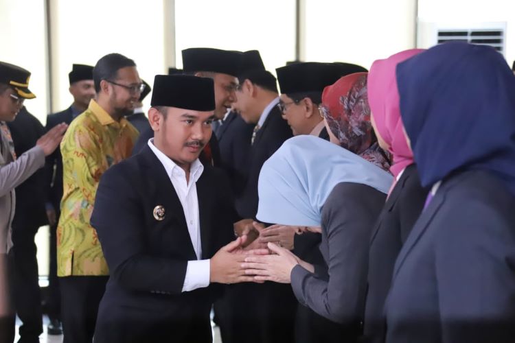 Bupati Bekasi, Ade Kuswara Kunang mengajak para pejabat baru yang dilantik untuk menjalankan tugas dan tanggung jawabnya secara profesional, jujur, dan amanah sebagai Aparatur Sipil Negara (ASN). Selain itu merekapun diharapkan mampu memberikan pelayanan yang lebih baik kepada masyarakat.