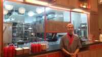 Gokana Ramen & Teppan secara resmi membuka gerai baru di Aeon Mall Cikarang, Jum’at (22/08). Menariknya, restoran full service masakan Jepang citarasa Indonesia ini menyuguhkan konsep show kitchen dimana pelanggan bisa menyaksikan langsung produk halal yang digunakan hingga proses memasak menunya.