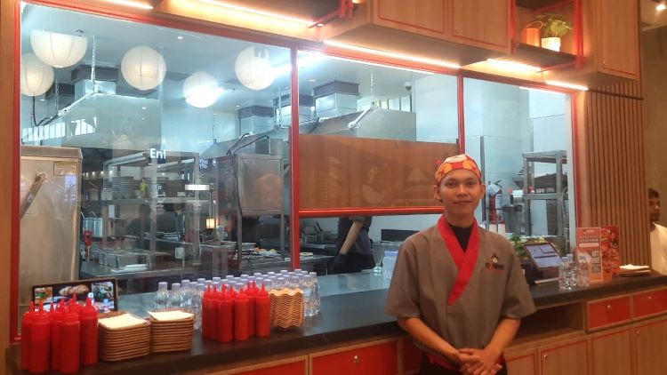 Gokana Ramen & Teppan secara resmi membuka gerai baru di Aeon Mall Cikarang, Jum’at (22/08). Menariknya, restoran full service masakan Jepang citarasa Indonesia ini menyuguhkan konsep show kitchen dimana pelanggan bisa menyaksikan langsung produk halal yang digunakan hingga proses memasak menunya.