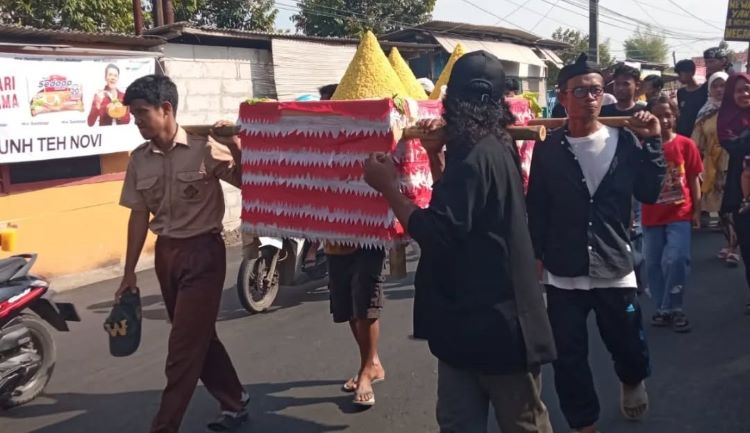 Tradisi Hajat Bumi Mbah Uyut Kembang sudah menjadi agenda tahunan yang diwariskan secara turun-temurun di Kedungwaringin. Dalam ritualnya, warga membawa berbagai hasil bumi, tumpeng, serta menampilkan kesenian lokal sebagai simbol rasa syukur kepada Tuhan Yang Maha Esa.