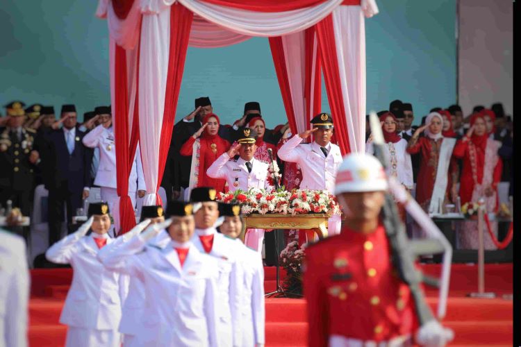 Bupati Bekasi, Ade Kuswara Kunang, bertindak sebagai Inspektur Upacara Peringatan Hari Ulang Tahun (HUT) Kemerdekaan Republik Indonesia ke-80 di Kabupaten Bekasi, Minggu (17/08).