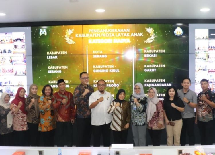 Menjelang peringatan hari jadi Kabupaten Bekasi yang ke-75, Pemerintah Kabupaten Bekasi berhasil mencatatkan prestasi membanggakan dengan meraih predikat Madya dalam Anugerah Kabupaten/Kota Layak Anak (KLA) Tahun 2025.