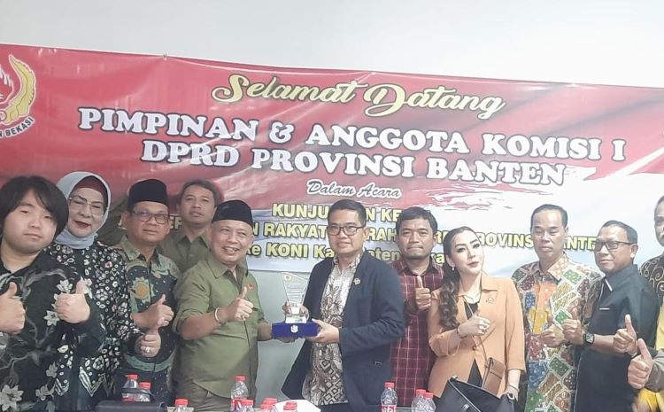 Komite Olahraga Nasional Indonesia (KONI) Kabupaten Bekasi menerima kunjungan kerja dari Komisi I DPRD Provinsi Banten, Senin (11/08). Kunjungan ini bertujuan untuk berkonsultasi terkait pengelolaan dan penggunaan dana hibah dari pemerintah daerah dalam mendukung pembinaan serta pengembangan olahraga prestasi.