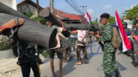Suasana heroik mewarnai Desa Sriamur, Tambun Utara, Kabupaten Bekasi, pada Minggu (24/08) siang. Sebuah pertempuran simbolis antara pejuang kemerdekaan melawan pasukan Belanda berlangsung di Jalan Haji Nausan. Dalam adegan teatrikal tersebut, para "pejuang" berhasil memukul mundur pasukan lawan yang digambarkan melakukan penindasan terhadap warga.