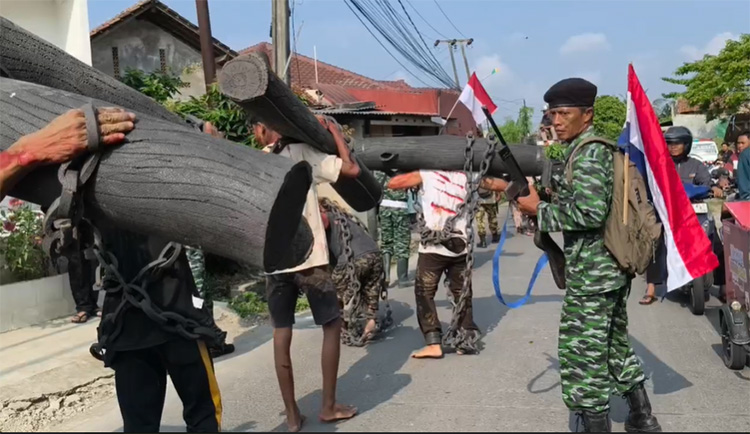 Suasana heroik mewarnai Desa Sriamur, Tambun Utara, Kabupaten Bekasi, pada Minggu (24/08) siang. Sebuah pertempuran simbolis antara pejuang kemerdekaan melawan pasukan Belanda berlangsung di Jalan Haji Nausan. Dalam adegan teatrikal tersebut, para "pejuang" berhasil memukul mundur pasukan lawan yang digambarkan melakukan penindasan terhadap warga.