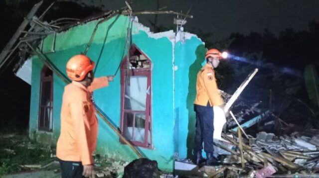 Sebuah mushola di Desa Sukabungah, Kecamatan Bojongmangu dilaporkan ambruk akibat gempa bumi berkekuatan magnitudo 4,9 di wilayah Kabupaten Bekasi yang terjadi pada Rabu (20/08) malam
