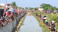 Ribuan warga, terutama para pehobi memancing, tumpah ruah di sepanjang aliran Kali Gabus, Kecamatan Tambun Utara, Kabupaten Bekasi, Jum'at (22/08). Mereka antusias mengikuti kegiatan memancing gratis yang menjadi bagian dari Festival Kali Gabus.