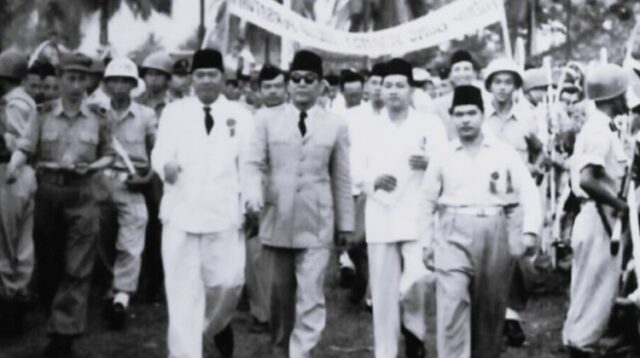 Mohamad Hasyim Achmad (sebelah kiri Presiden Sukarno) saat mendampingi Presiden Sukarno dalam Rapat Akbar di Alun-alun Bekasi bersama Madmuin Hasibuan (paling kanan) dan Bupati Bekasi, Sampurno Kolopaking (baju putih berdasi) pada 8 April 1956. Foto : ist.