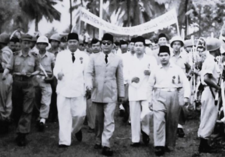 Mohamad Hasyim Achmad (sebelah kiri Presiden Sukarno) saat mendampingi Presiden Sukarno dalam Rapat Akbar di Alun-alun Bekasi bersama Madmuin Hasibuan (paling kanan) dan Bupati Bekasi, Sampurno Kolopaking (baju putih berdasi) pada 8 April 1956. Foto : ist.