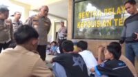Puluhan pelajar dari berbagai wilayah diamankan oleh petugas kepolisian di Cikarang, Kabupaten Bekasi,Kamis (28/08). Para pelajar tersebut diduga hendak berangkat ke Jakarta untuk ikut serta dalam aksi demonstrasi di depan Gedung DPR RI.