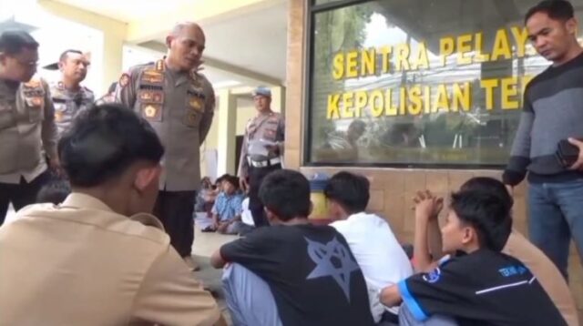 Puluhan pelajar dari berbagai wilayah diamankan oleh petugas kepolisian di Cikarang, Kabupaten Bekasi,Kamis (28/08). Para pelajar tersebut diduga hendak berangkat ke Jakarta untuk ikut serta dalam aksi demonstrasi di depan Gedung DPR RI.