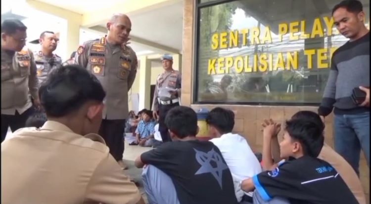 Puluhan pelajar dari berbagai wilayah diamankan oleh petugas kepolisian di Cikarang, Kabupaten Bekasi,Kamis (28/08). Para pelajar tersebut diduga hendak berangkat ke Jakarta untuk ikut serta dalam aksi demonstrasi di depan Gedung DPR RI.