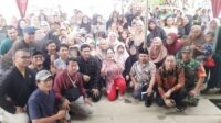 Anggota DPR RI dari Daerah Pemilihan (Dapil) VII Jawa Barat, Rieke Diah Pitaloka saat menyambangi warga terdampak banjir di Perumahan The Arthera Hill 2 (ekstension), Desa Jayasampurna, Kecamatan Serang Baru, Kabupaten Bekasi, Selasa (05/08).