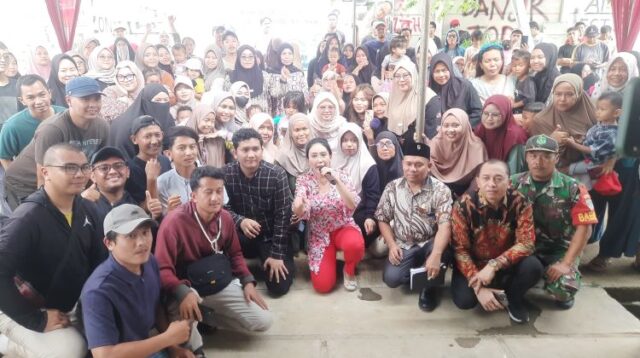 Anggota DPR RI dari Daerah Pemilihan (Dapil) VII Jawa Barat, Rieke Diah Pitaloka saat menyambangi warga terdampak banjir di Perumahan The Arthera Hill 2 (ekstension), Desa Jayasampurna, Kecamatan Serang Baru, Kabupaten Bekasi, Selasa (05/08).