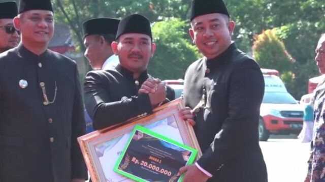Kepala Dinas Perumahan Rakyat, Kawasan Permukiman dan Pertanahan (Disperkimtan) Kabupaten Bekasi, Nurchaidir, berhasil meraih juara pertama dalam Lomba Anugerah ASN Inovatif Kabupaten Bekasi Tahun 2025 untuk kategori Jabatan Pimpinan Tinggi (JPT) Pratama. Penghargaan tersebut diserahkan langsung oleh Bupati Bekasi, Ade Kuswara Kunang, dalam rangkaian Upacara Peringatan Hari Jadi Kabupaten Bekasi ke-75 yang berlangsung di Plaza Pemkab, Cikarang Pusat, Jumat (15/08).