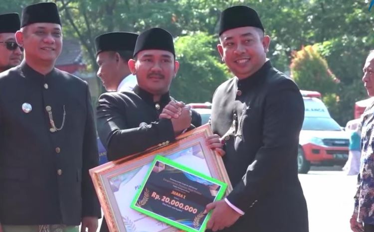 Kepala Dinas Perumahan Rakyat, Kawasan Permukiman dan Pertanahan (Disperkimtan) Kabupaten Bekasi, Nurchaidir, berhasil meraih juara pertama dalam Lomba Anugerah ASN Inovatif Kabupaten Bekasi Tahun 2025 untuk kategori Jabatan Pimpinan Tinggi (JPT) Pratama. Penghargaan tersebut diserahkan langsung oleh Bupati Bekasi, Ade Kuswara Kunang, dalam rangkaian Upacara Peringatan Hari Jadi Kabupaten Bekasi ke-75 yang berlangsung di Plaza Pemkab, Cikarang Pusat, Jumat (15/08).