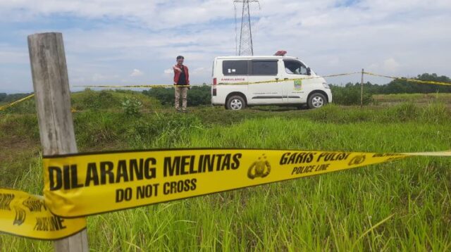 Warga Kampung Karangsambung, Desa Nagasari, Kecamatan Serang Baru, Kabupaten Bekasi digemparkan dengan penemuan mayat seorang pria di lahan persawahan pada Kamis (21/08) pagi. Mayat tersebut ditemukan dalam kondisi mengenaskan, dengan wajah dan kaki dilakban serta terdapat beberapa luka lebam di tubuhnya.