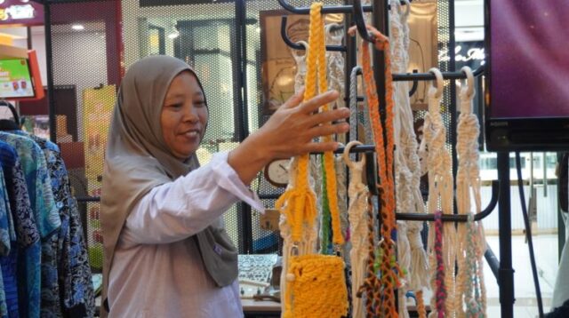 PT Lippo Cikarang Tbk (LPCK) memberikan ruang bagi pelaku Usaha Mikro, Kecil, dan Menengah (UMKM) Kabupaten Bekasi untuk mempromosikan sekaligus memasarkan produk unggulan mereka pada acara pameran bertajuk “Etalase UMKM Lokal” yang digelar pada 23-24 Agustus 2025 di Lippo Mall Cikarang.
