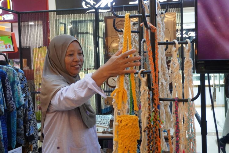 PT Lippo Cikarang Tbk (LPCK) memberikan ruang bagi pelaku Usaha Mikro, Kecil, dan Menengah (UMKM) Kabupaten Bekasi untuk mempromosikan sekaligus memasarkan produk unggulan mereka pada acara pameran bertajuk “Etalase UMKM Lokal” yang digelar pada 23-24 Agustus 2025 di Lippo Mall Cikarang.