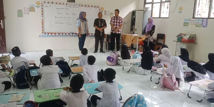 Anggota DPRD Kabupaten Bekasi, Jiovano Nahampun mengatakan telah berkoordinasi langsung dengan pihak Dinas Pendidikan (Disdik) Kabupaten Bekasi untuk segera merealisasikan pengiriman perlengkapan belajar ke SDN Sukadanau 04, Cikarang Barat, Kabupaten Bekasi.