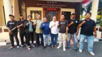 Fian Mukti Nugroho dan tim kuasa hukumnya dari Kantor Hukum Komando di Polres Metro Kabupaten Bekasi, Rabu (27/06).
