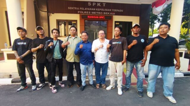 Fian Mukti Nugroho dan tim kuasa hukumnya dari Kantor Hukum Komando di Polres Metro Kabupaten Bekasi, Rabu (27/06).
