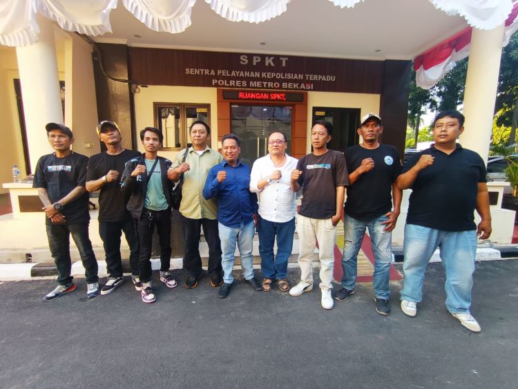 Fian Mukti Nugroho dan tim kuasa hukumnya dari Kantor Hukum Komando di Polres Metro Kabupaten Bekasi, Rabu (27/06).
