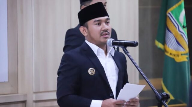 Bupati Bekasi, Ade Kuswara Kunang.