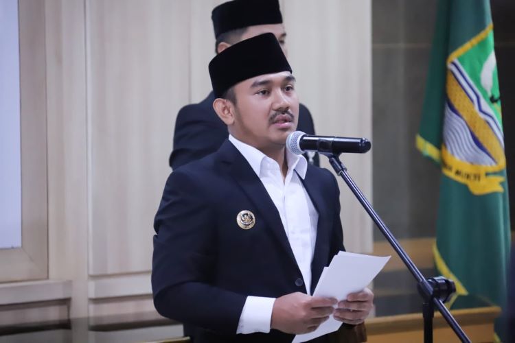Bupati Bekasi, Ade Kuswara Kunang.