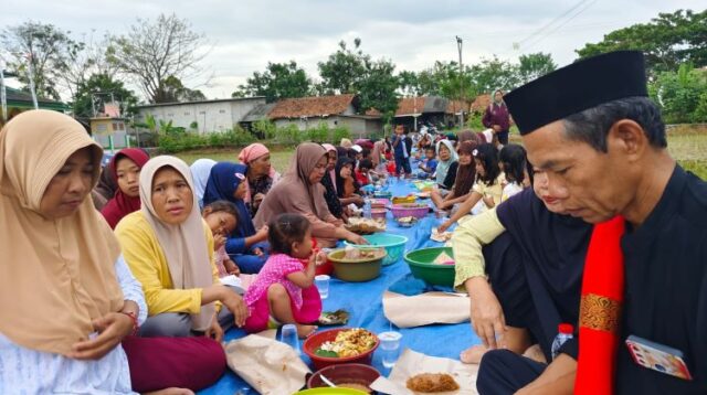 Warga Kampung Ciranggon RW 02, Desa Cipayung, Kecamatan Cikarang Timur, Kabupaten Bekasi menggelar tradisi Babaritan pada HUT RI ke-80, wujud syukur kemerdekaan lewat doa bersama, gotong royong, dan sedekah bumi.