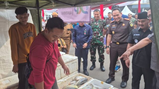 Kejaksaan Negeri Kabupaten Bekasi menggelar kegiatan Pasar Murah dan Bazar UMKM sebagai upaya membantu pengendalian inflasi daerah, menjaga stabilitas harga, serta memastikan ketersediaan bahan pokok bagi masyarakat di wilayah tersebut.