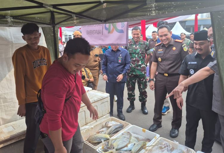 Kejaksaan Negeri Kabupaten Bekasi menggelar kegiatan Pasar Murah dan Bazar UMKM sebagai upaya membantu pengendalian inflasi daerah, menjaga stabilitas harga, serta memastikan ketersediaan bahan pokok bagi masyarakat di wilayah tersebut.