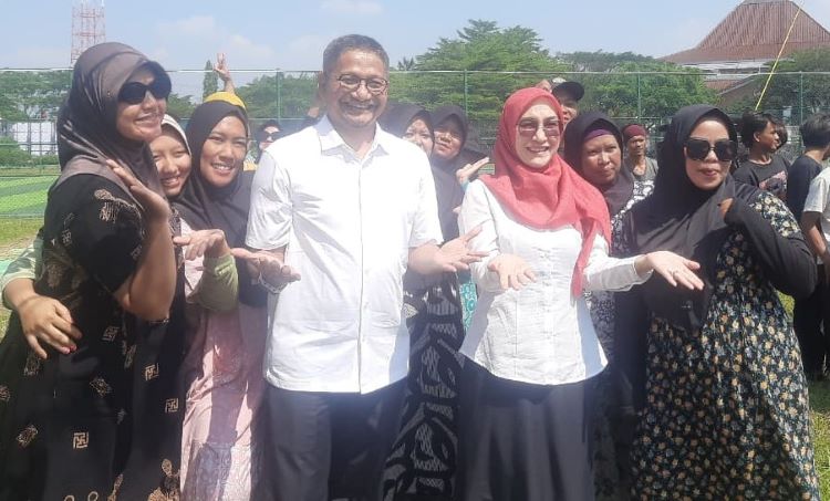 Kepala Dinas Budaya Pemuda dan Olahraga Kabupaten Bekasi, Iman Nugraha dan Asisten Bidang Pemerintahan dan Kesejahteraan Rakyat pada Sekretariat Daerah Kabupaten Bekasi, Sri Enni Mainiarty memberikan semangat kepada peserta, terutama kelompok perempuan yang ikut berlaga. 