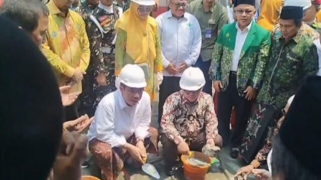 Peletakan Batu Pertama Graha Muhammadiyah–NU Menteri Pendidikan Dasar dan Menengah sekaligus Sekretaris Umum PP Muhammadiyah Abdul Mu’ti bersama jajaran pimpinan NU dan Muhammadiyah melakukan peletakan batu pertama pembangunan Graha Muhammadiyah–Nahdlatul Ulama (NU) di Lambangsari, Tambun Selatan, Kabupaten Bekasi