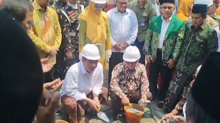 Peletakan Batu Pertama Graha Muhammadiyah–NU Menteri Pendidikan Dasar dan Menengah sekaligus Sekretaris Umum PP Muhammadiyah Abdul Mu’ti bersama jajaran pimpinan NU dan Muhammadiyah melakukan peletakan batu pertama pembangunan Graha Muhammadiyah–Nahdlatul Ulama (NU) di Lambangsari, Tambun Selatan, Kabupaten Bekasi