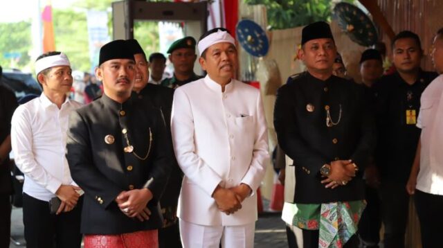 Gubernur Jawa Barat, Dedi Mulyadi, mengimbau kepada seluruh bupati dan wali kota di wilayahnya untuk menghapuskan tunggakan Pajak Bumi dan Bangunan (PBB) tahun 2024 dan sebelumnya. Imbauan tersebut disampaikan Dedi Mulyadi usai menghadiri Rapat Paripurna Tasyakuran Hari Jadi ke-75 Kabupaten Bekasi, Jumat (15/08).
