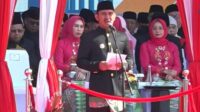 Bupati Bekasi Ade Kuswara Kunang saat memberikan amanat dalam Upacara Peringatan Hari Jadi Kabupaten Bekasi ke 75 tahun, yang berlangsung di Plaza Pemkab Bekasi, Cikarang Pusat, Jumat (15/08).