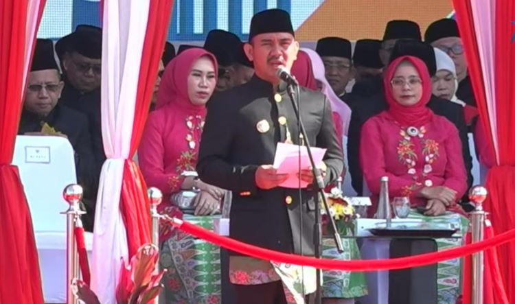 Bupati Bekasi Ade Kuswara Kunang saat memberikan amanat dalam Upacara Peringatan Hari Jadi Kabupaten Bekasi ke 75 tahun, yang berlangsung di Plaza Pemkab Bekasi, Cikarang Pusat, Jumat (15/08).