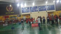 Kepala Dinas Budaya Pemuda dan Olahraga Kabupaten Bekasi, Iman Nugraha saat melakukan pertandingan eksebisi di acara pembukaan Kejuaraan Bulutangkis Bupati Bekasi Open Tingkat Jawa Barat 2025, Minggu (24/08).