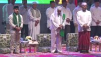 upati Bekasi Ade Kuswara Kunang bersama unsur Forkopimda, menghadiri acara Istigosah dan Doa Bersama yang menghadirkan Habib Luthfi bin Yahya, di Plaza Pemda Cikarang Pusat, Senin (18/08) malam.