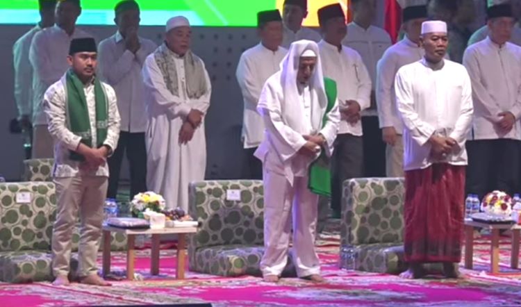 upati Bekasi Ade Kuswara Kunang bersama unsur Forkopimda, menghadiri acara Istigosah dan Doa Bersama yang menghadirkan Habib Luthfi bin Yahya, di Plaza Pemda Cikarang Pusat, Senin (18/08) malam.