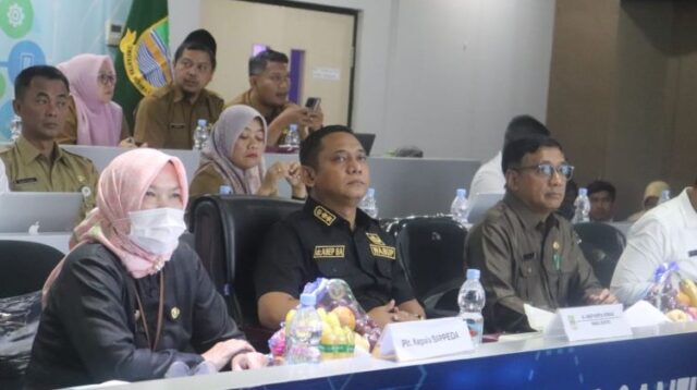 Wakil Bupati Bekasi, Asep Surya Atmaja, menghadiri acara verifikasi lanjutan Kabupaten/Kota Sehat (KKS) tahun 2025 di Command Center, Diskominfosantik, Kompleks Pemkab Cikarang Pusat, Kabupaten Bekasi.