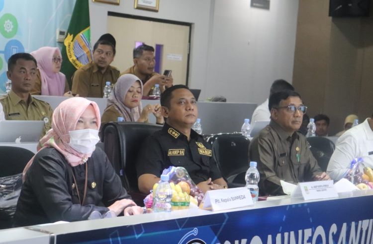 Wakil Bupati Bekasi, Asep Surya Atmaja, menghadiri acara verifikasi lanjutan Kabupaten/Kota Sehat (KKS) tahun 2025 di Command Center, Diskominfosantik, Kompleks Pemkab Cikarang Pusat, Kabupaten Bekasi.