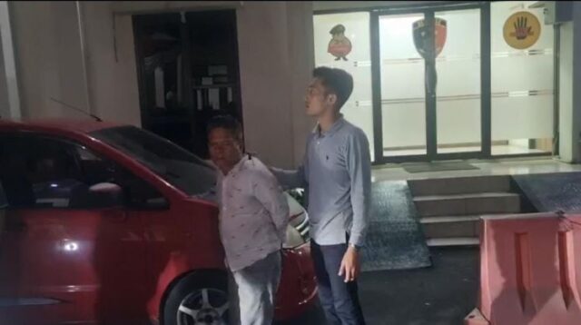 Seorang kakek berinisial DP (61) akhirnya berhasil ditangkap oleh pihak kepolisian atas dugaan kasus pencabulan terhadap anak di bawah umur. Penangkapan dilakukan pada Rabu (27/08) dini hari di wilayah Cakung, Jakarta Timur, setelah lebih dari dua tahun kasus tersebut dilaporkan oleh keluarga korban ke Polres Metro Bekasi.